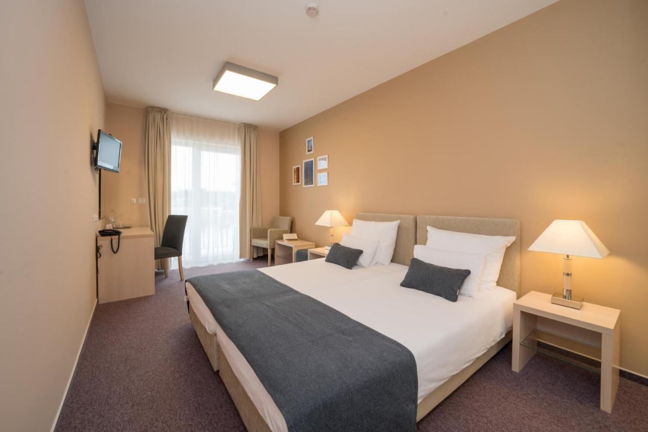 Hotel Zlatna Vala Umag Eksteriør billede