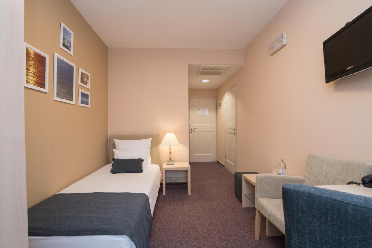 Hotel Zlatna Vala Umag Eksteriør billede