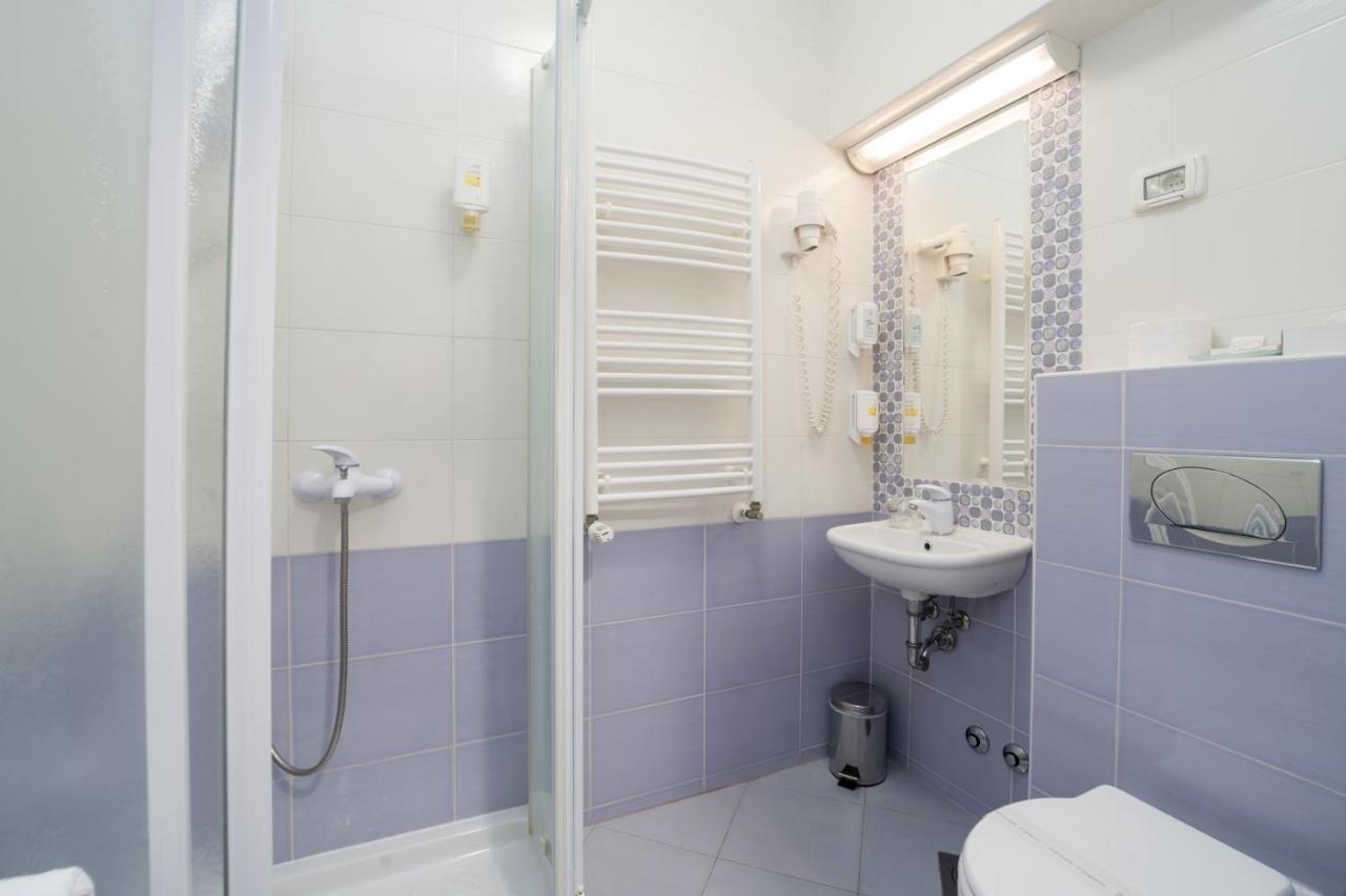 Hotel Zlatna Vala Umag Eksteriør billede