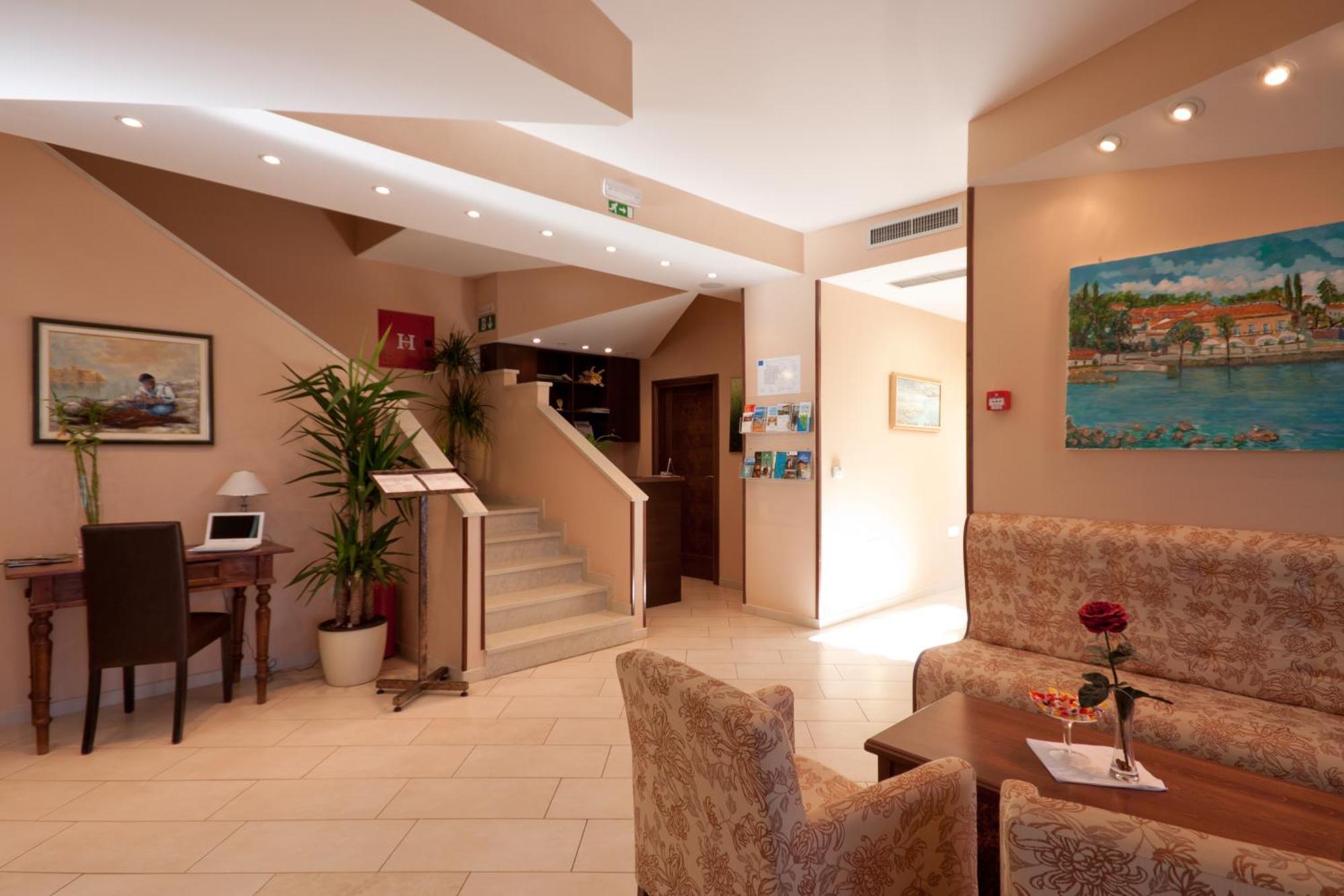 Hotel Zlatna Vala Umag Eksteriør billede