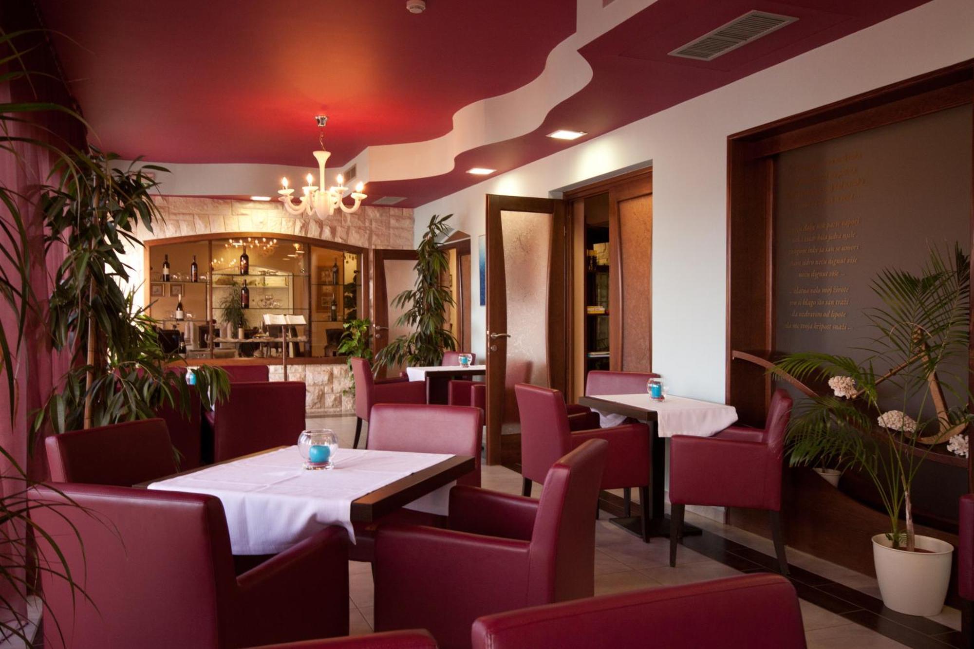 Hotel Zlatna Vala Umag Eksteriør billede