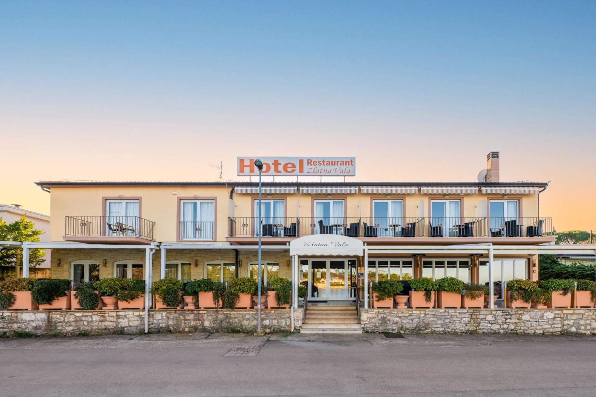 Hotel Zlatna Vala Umag Eksteriør billede