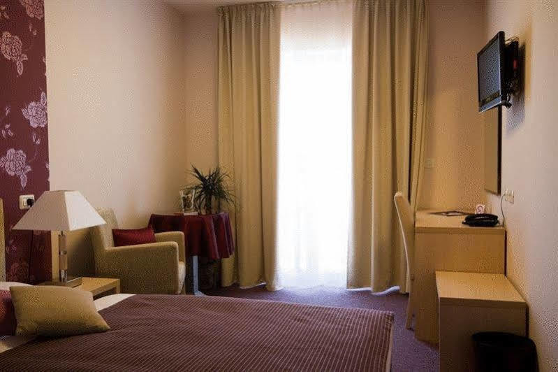 Hotel Zlatna Vala Umag Eksteriør billede