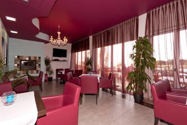 Hotel Zlatna Vala Umag Eksteriør billede